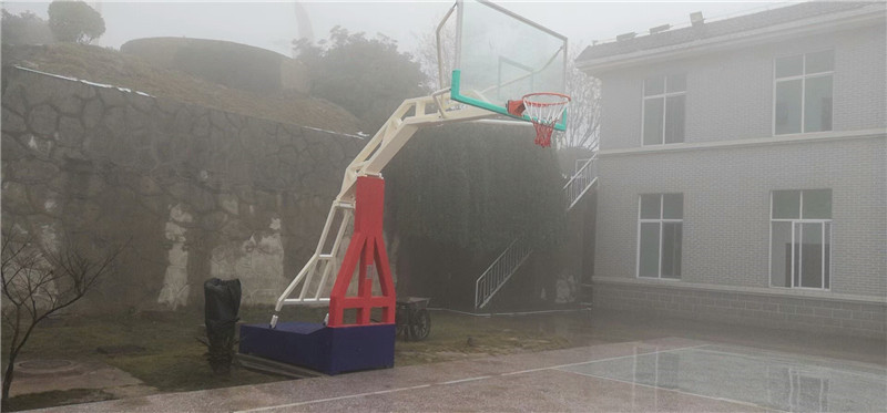篮球架安装完毕.jpg
